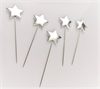 5 stk. blanke sølvfarvede stjerner på nål. Stjernen måler ca. 3 cm.